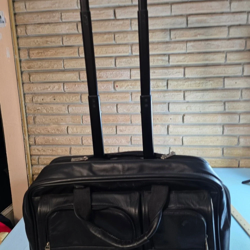 Solo New York Black Leather Laptop Briefcase Messenger Bag Multi-Pocket Travel